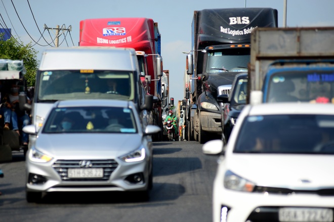 Kẹt xe kinh hoàng kéo dài hơn 2km tuyến đường phà Cát Lái - Nhơn Trạch - 7 Kẹt xe kinh hoàng kéo dài hơn 2km tuyến đường phà Cát Lái - Nhơn Trạch - 7
