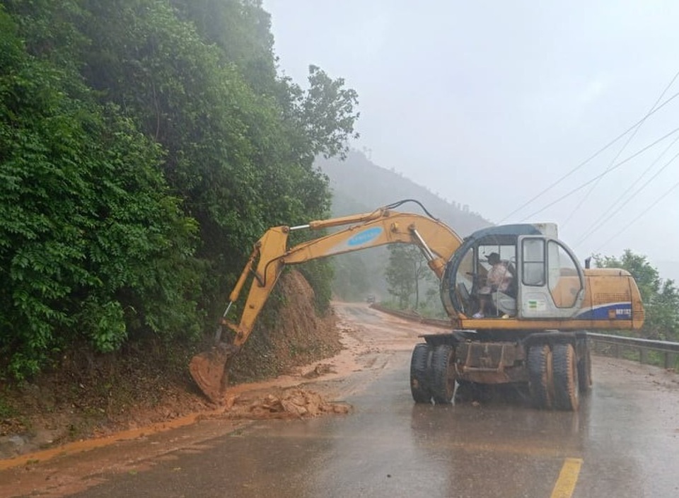 Nhiều tuyến giao thông trọng điểm tiếp tục bị sạt lở, chia cắt - 4 Nhiều tuyến giao thông trọng điểm tiếp tục bị sạt lở, chia cắt - 4