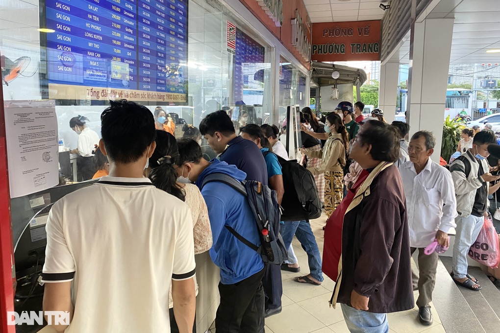 Người dân ở TPHCM nhích từng chút để di chuyển trước kỳ nghỉ lễ 30/4-1/5 - 3 Người dân ở TPHCM nhích từng chút để di chuyển trước kỳ nghỉ lễ 30/4-1/5 - 3