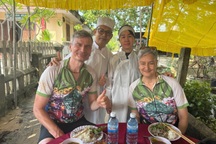 Khách Tây đói và khát, dừng xe ở đám tang tại Huế được gia chủ mời cơm chay