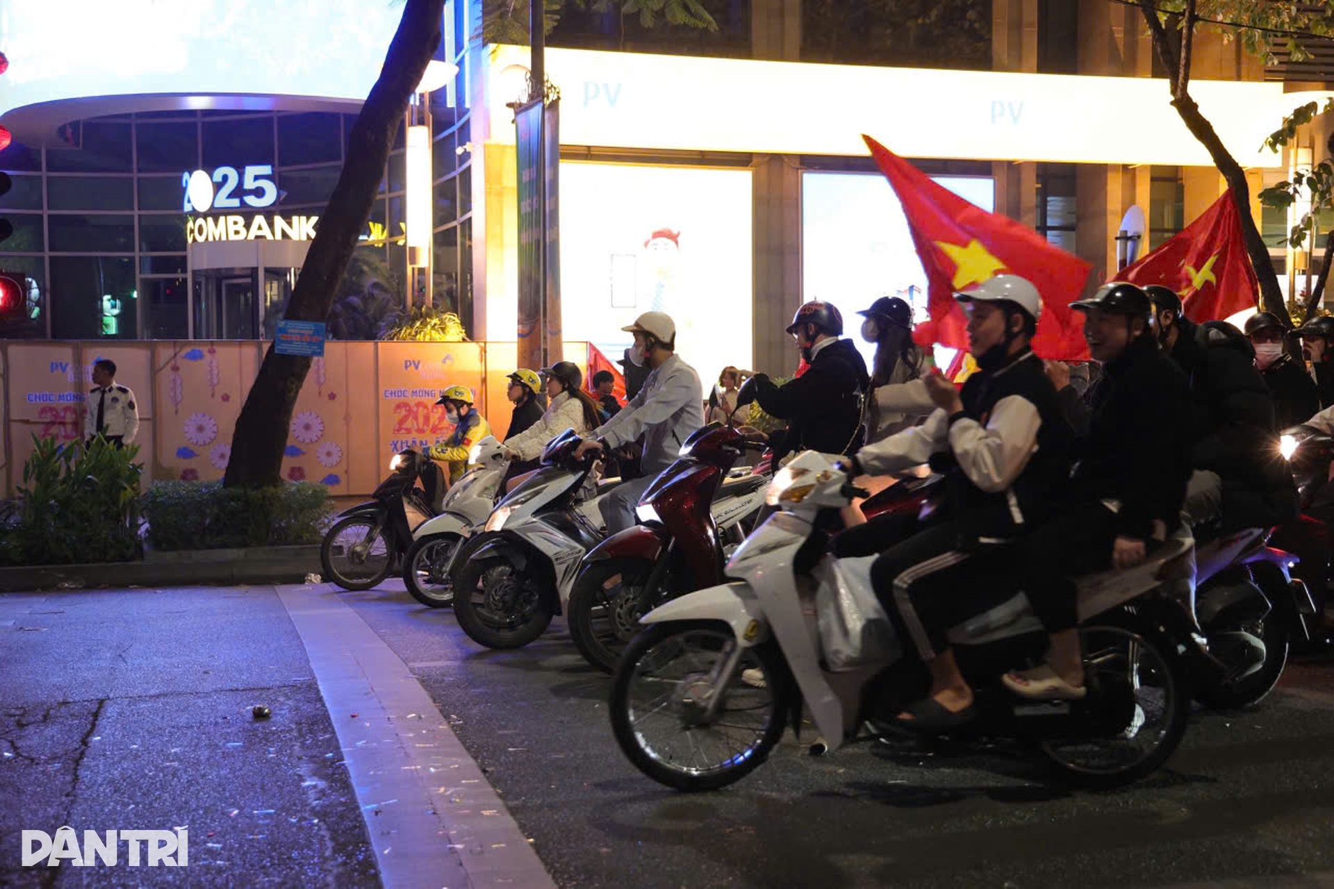 Đi bão ăn mừng - cùng dừng đèn đỏ - 10 Đi bão ăn mừng - cùng dừng đèn đỏ - 10