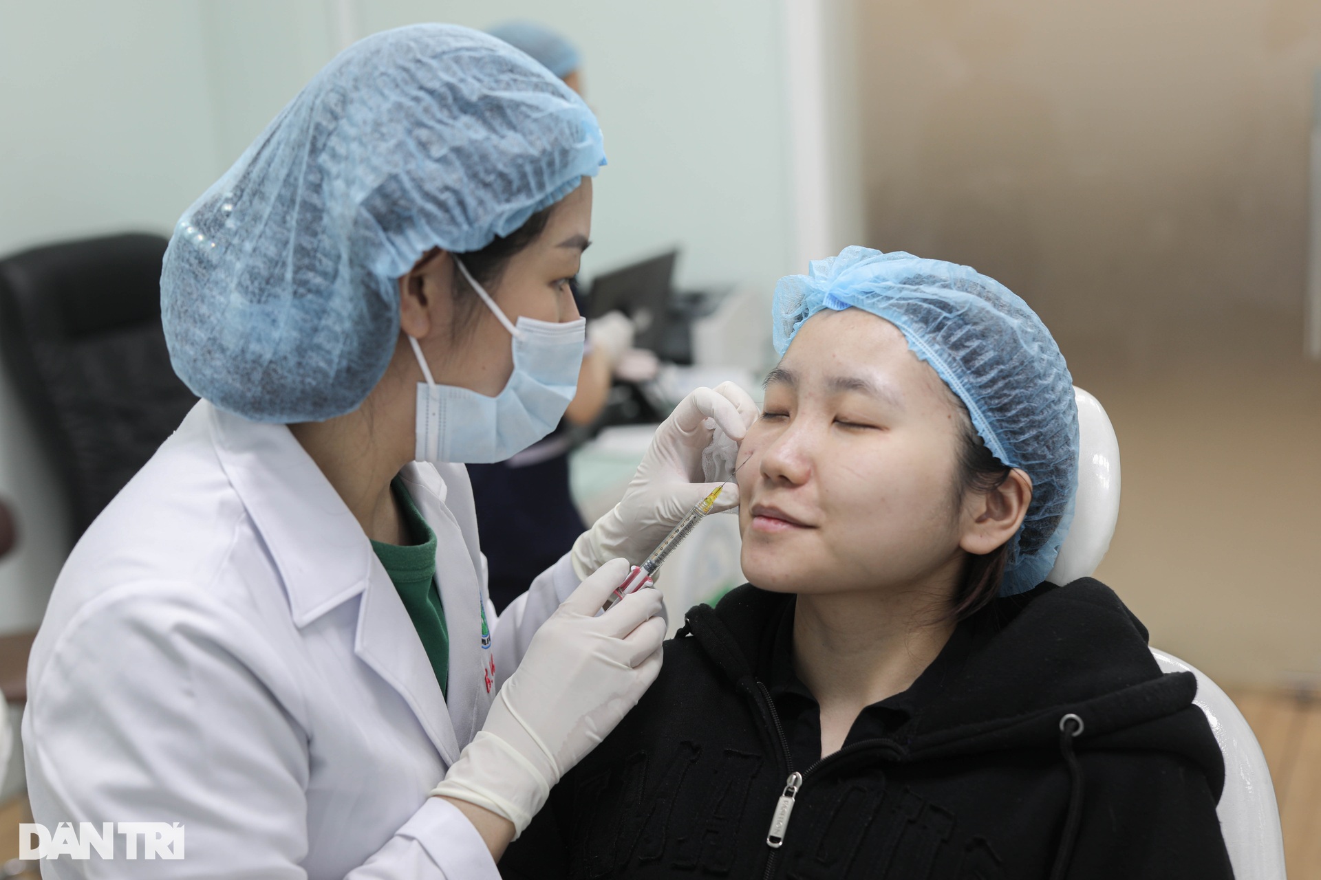 Gen Z chi gần 10 triệu để tiêm filler làm đầy hốc mắt - 9 Gen Z chi gần 10 triệu để tiêm filler làm đầy hốc mắt - 9