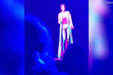 Nữ danh ca quá cố Whitney Houston trở lại sân khấu khiến công chúng sửng số