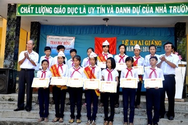 Trao 50 suất học bổng “Swing for the kids” đến trẻ em nghèo vượt khó