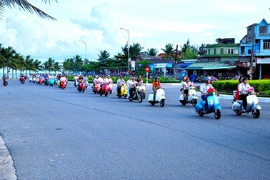 Hàng trăm bạn trẻ tham gia lễ hội cưới lớn nhất miền Trung