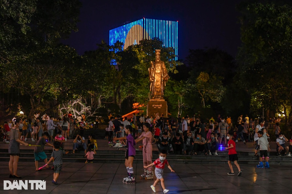Hà Nội đóng cửa quán bar, karaoke..., phố Tây Tạ Hiện vẫn tấp nập khách - 2 Hà Nội đóng cửa quán bar, karaoke..., phố Tây Tạ Hiện vẫn tấp nập khách - 2