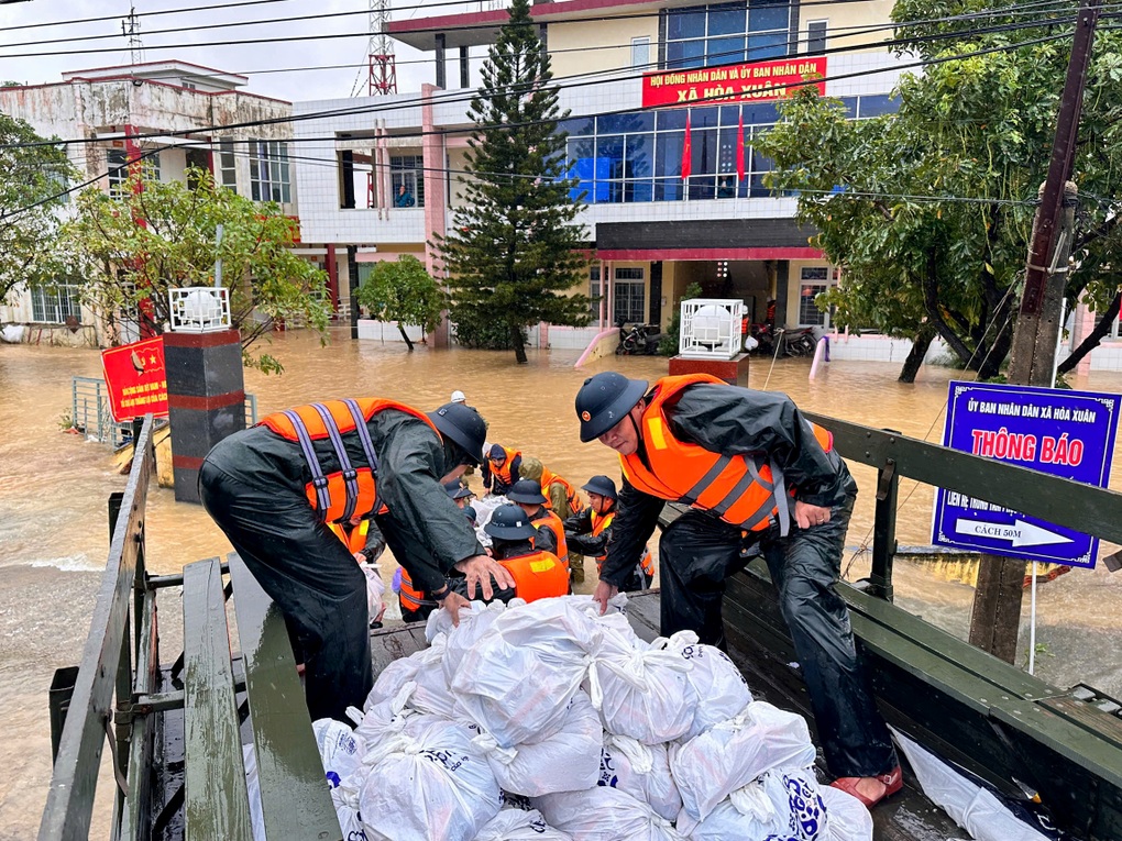 Trung đoàn không quân 910 ứng cứu hơn 500 người bị nước lũ cô lập ở Phú Yên - 3