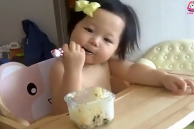 Cười "khoe răng sún" với tổng hợp các clip dễ thương của bé