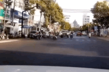 Lấn làn để vượt, tài xế mất gấp 10 lần thời gian xếp hàng chờ đèn