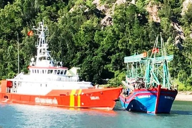 Kịp thời cứu tàu cá gặp nạn cùng 10 thuyền viên vào bờ an toàn