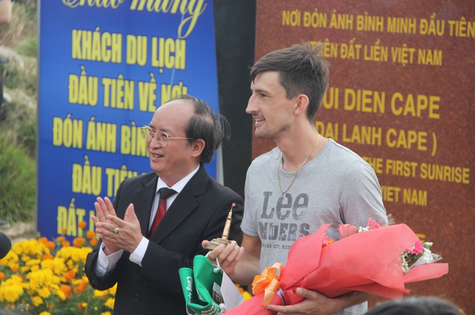 Linh thiêng lễ chào cờ đầu năm mới tại điểm cực Đông trên đất liền - 7 Linh thiêng lễ chào cờ đầu năm mới tại điểm cực Đông trên đất liền - 7