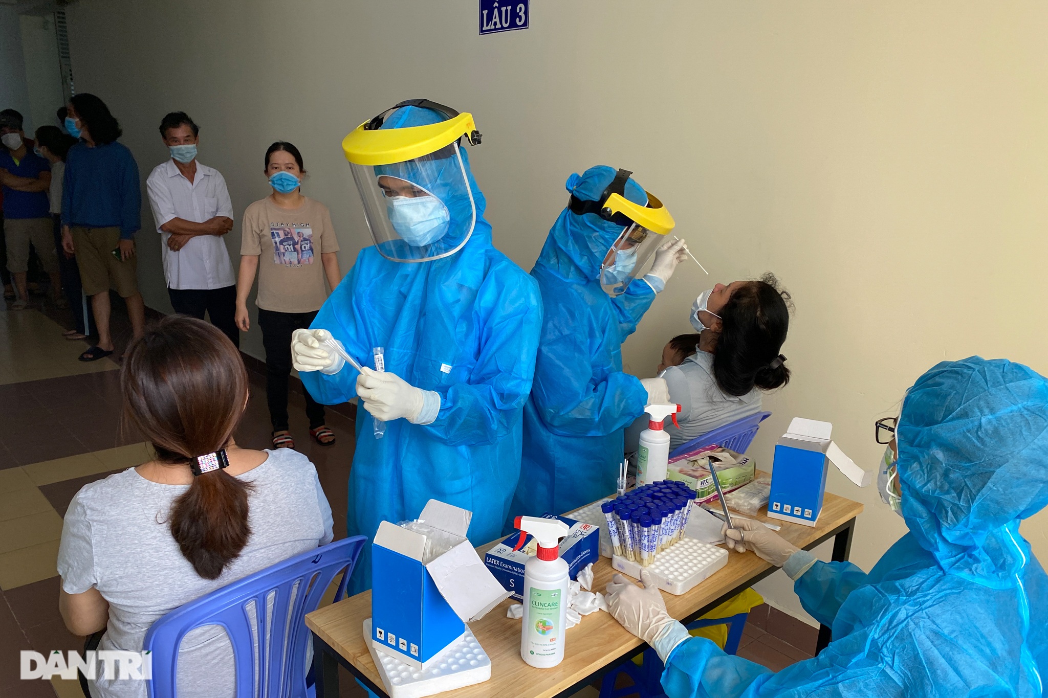 Nhân viên y tế kiệt sức, thay nhau chợp mắt nghỉ ngơi khi lấy mẫu ở TPHCM - 11 Nhân viên y tế kiệt sức, thay nhau chợp mắt nghỉ ngơi khi lấy mẫu ở TPHCM - 11