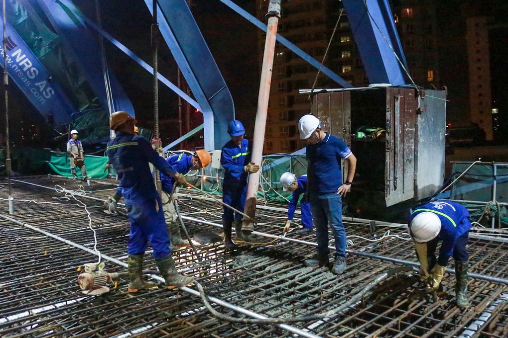 Xuyên đêm hợp long nhịp cầu cuối cùng đường Vành đai 2 trên cao - 1 Xuyên đêm hợp long nhịp cầu cuối cùng đường Vành đai 2 trên cao - 1