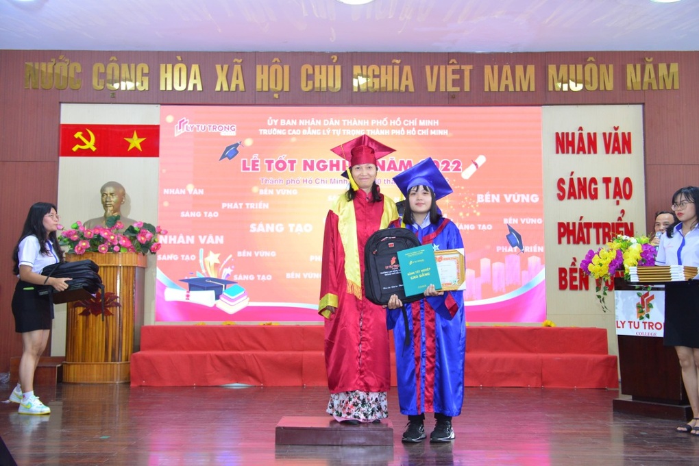 Nữ sinh TPHCM chế tạo robot tiếp tân trong bệnh viện - 1 Nữ sinh TPHCM chế tạo robot tiếp tân trong bệnh viện - 1