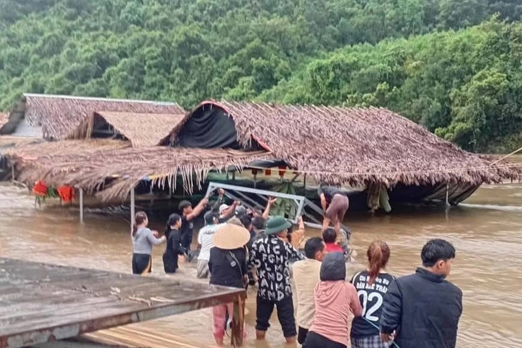 Hàng loạt hàng quán khu du lịch tại Huế bị lũ cuốn trôi - 1 Hàng loạt hàng quán khu du lịch tại Huế bị lũ cuốn trôi - 1