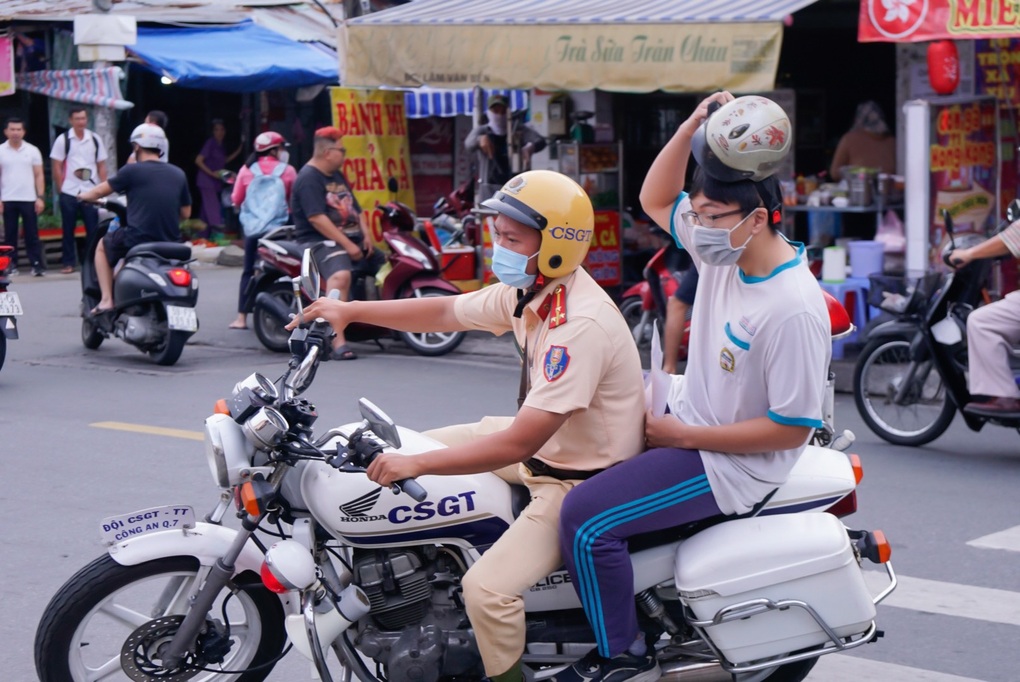 Thí sinh quên giấy tờ thi tốt nghiệp được cảnh sát giao thông chở về lấy - 1