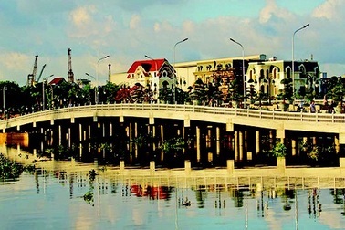 Cầu vượt sông 80 tỉ đồng bị đâm hư hỏng 1 trụ