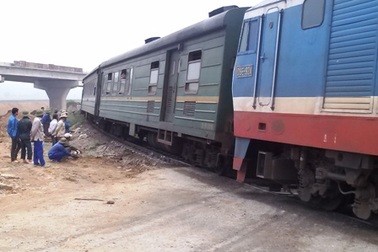 Tàu trật bánh, QL1A tắc nghẽn hàng chục km