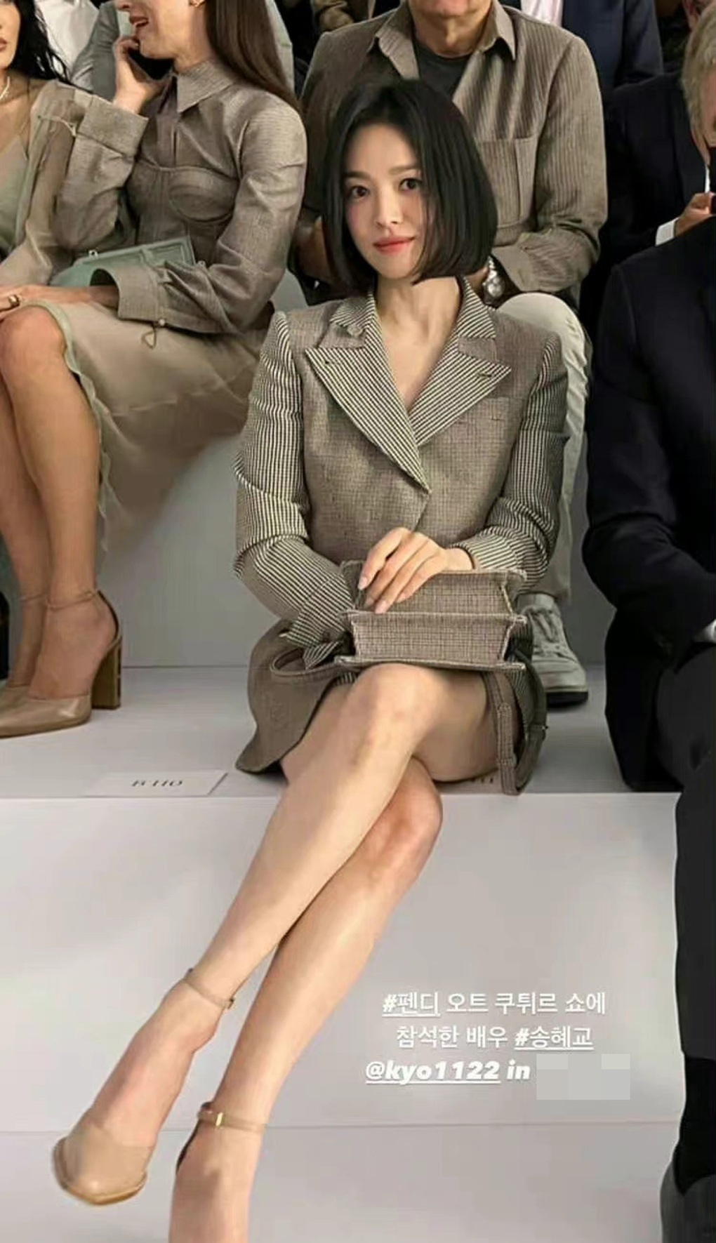 Đôi chân thon và vẻ ngoài tự nhiên của Song Hye Kyo gây chú ý - 4 Đôi chân thon và vẻ ngoài tự nhiên của Song Hye Kyo gây chú ý - 4