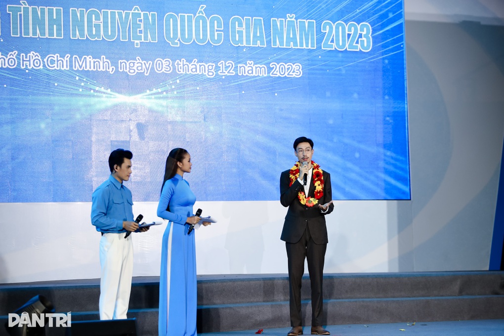 Đen Vâu nhận giải Tình nguyện quốc gia: Hãy đóng góp cho xã hội nhiều hơn - 6 Đen Vâu nhận giải Tình nguyện quốc gia: Hãy đóng góp cho xã hội nhiều hơn - 6