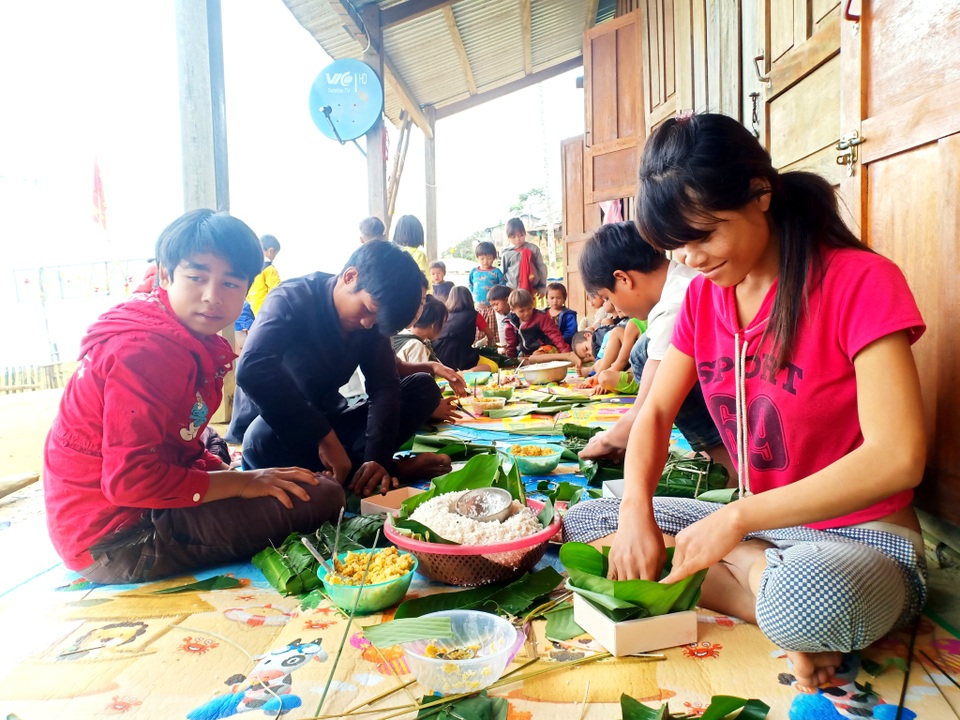 Thầy trò vùng cao cùng nấu bánh chưng tặng học sinh nghèo đón Tết - 4 Thầy trò vùng cao cùng nấu bánh chưng tặng học sinh nghèo đón Tết - 4