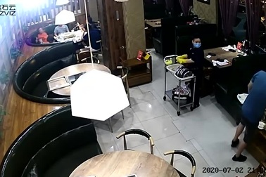 Bị chồng tát ngất xỉu vì đi ăn hàng cùng hai người đàn ông