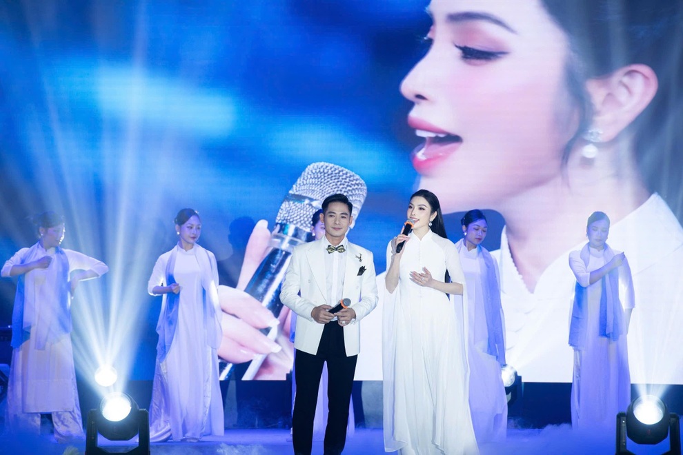 Famous singer Tuan Vu sings a duet with Bolero Champion Nguyen Ngoc Khanh - 2 Danh ca Tuấn Vũ song ca cùng Quán quân bolero Nguyễn Ngọc Khánh - 2