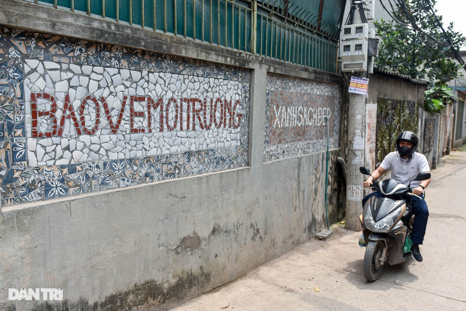 Biến đồ phế thải thành tác phẩm nghệ thuật trên con đường làng ở Hà Nội - 2