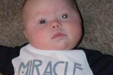 Phát hiện ung thư mắt ở bé 4 tháng tuổi nhờ chụp ảnh