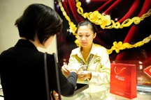 Giá vàng tăng chiều mua, giảm chiều bán