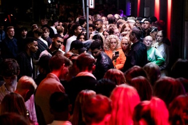 Người dân ăn mừng ở nước châu Âu đầu tiên dỡ toàn bộ hạn chế do Covid-19