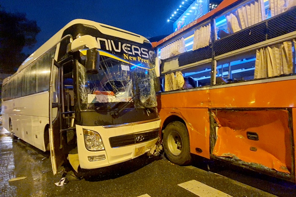 TPHCM: Xe khách chở y bác sĩ va chạm với ô tô chở nhân viên - 2 TPHCM: Xe khách chở y bác sĩ va chạm với ô tô chở nhân viên - 2
