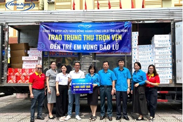 Hữu Nghị Food trao Trung thu trọn vẹn về với vùng lũ
