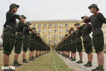 Xem các chiến sĩ Công an nghĩa vụ "xắn quần" tập điều lệnh