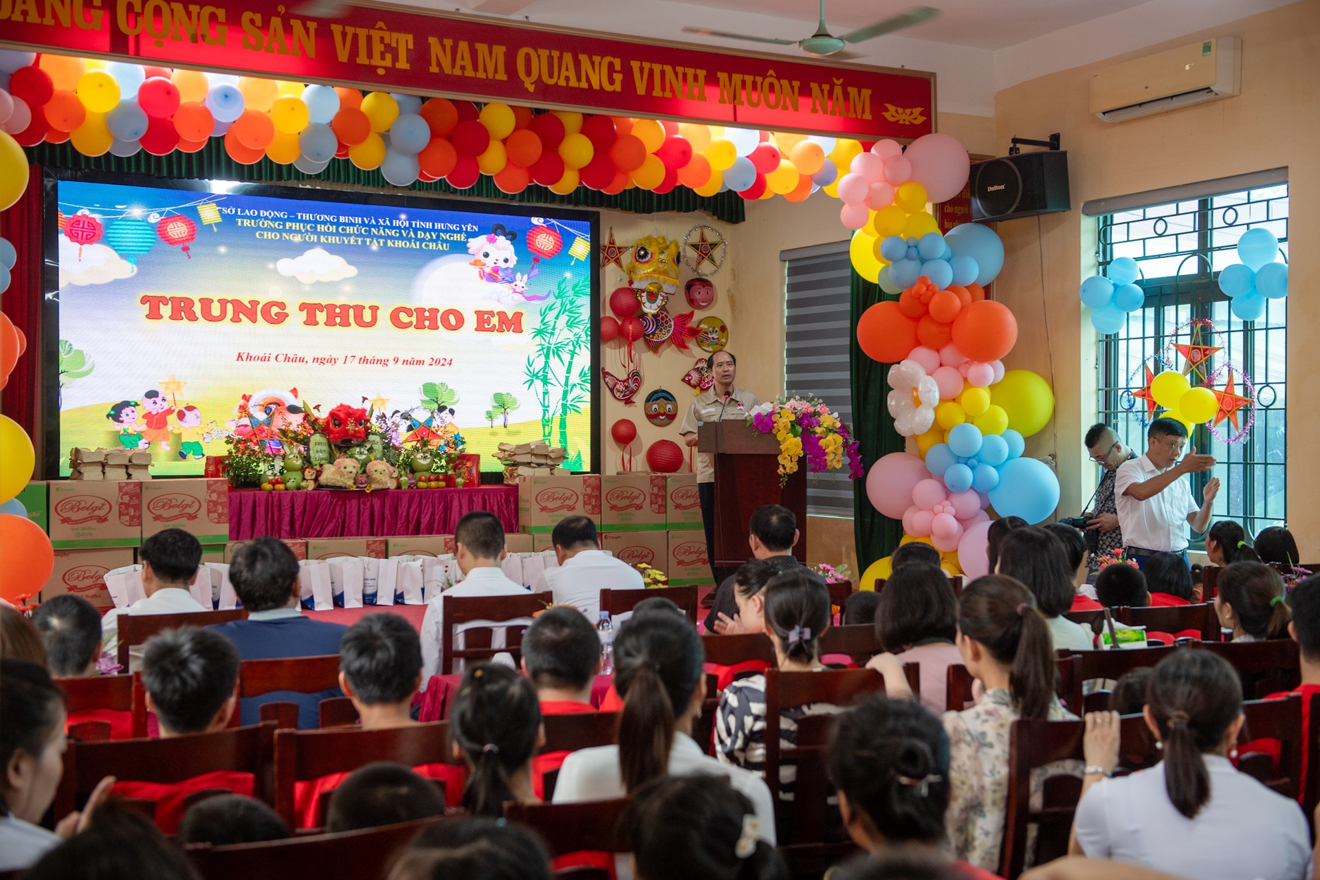 Ngoài chăm lo vật chất, phải đảm bảo mọi trẻ khuyết tật được đến trường - 1 Ngoài chăm lo vật chất, phải đảm bảo mọi trẻ khuyết tật được đến trường - 1