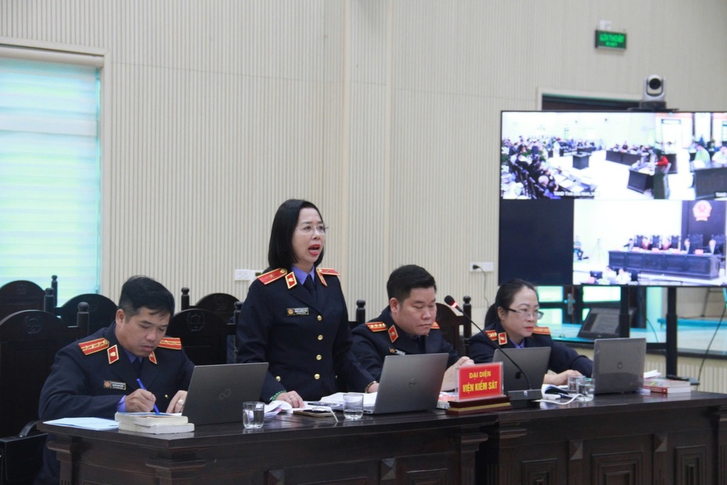 Cựu Bí thư Bắc Ninh bật khóc trước tòa, mong sớm được về chăm sóc mẹ già - 2 Cựu Bí thư Bắc Ninh bật khóc trước tòa, mong sớm được về chăm sóc mẹ già - 2