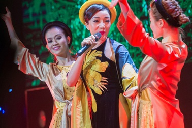 Phạm Thu Hà rạng rỡ biểu diễn với áo tứ thân cách điệu