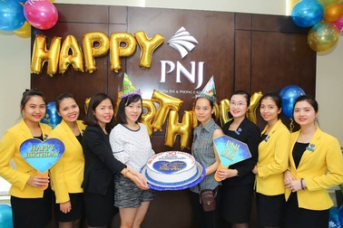 Cùng ngày sinh nhật với PNJ, khách hàng ngạc nhiên trước món quà bất ngờ