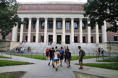 ĐH Harvard "thách thức", tuyên bố dạy online hoàn toàn năm học tới