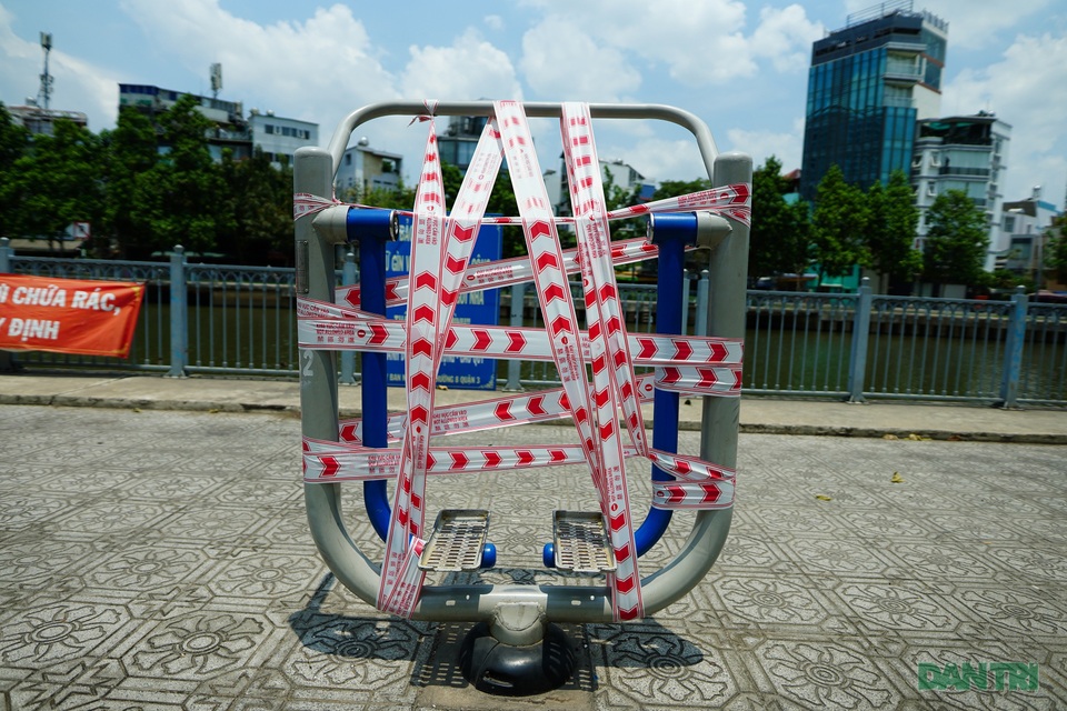 Nhịp sống “bình thường” trước khi lệnh cách ly hết hiệu lực - 2 Nhịp sống “bình thường” trước khi lệnh cách ly hết hiệu lực - 2