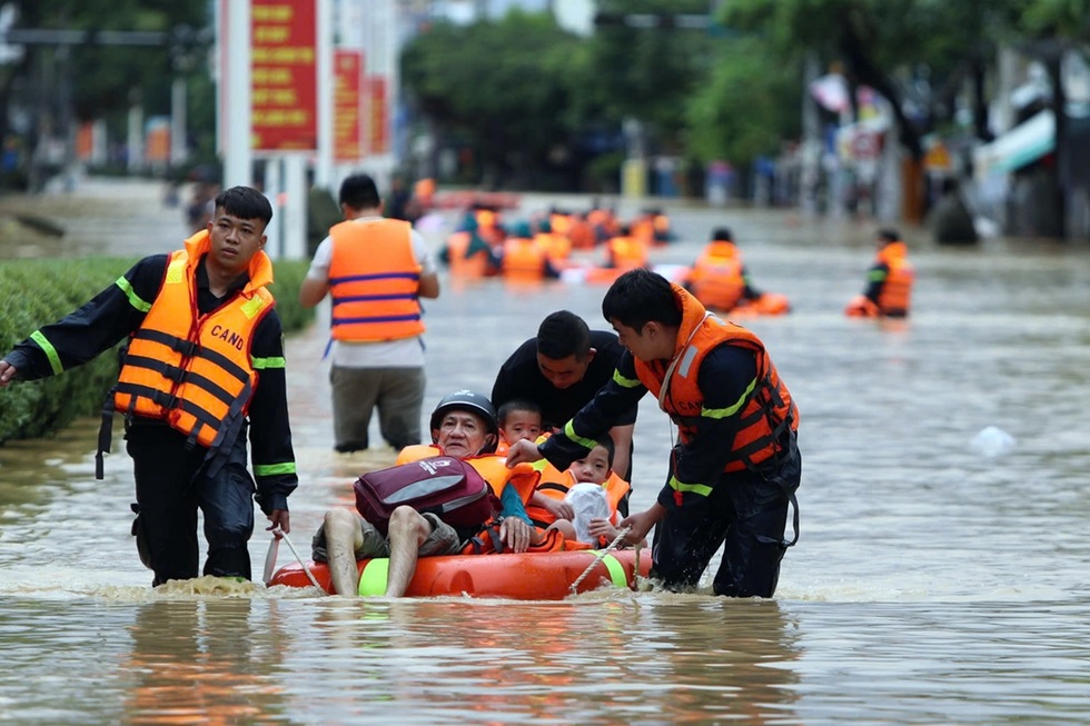 Diễn biến trận đại hồng thủy ở miền Trung, nhiều nơi chìm trong biển nước - 7 Diễn biến trận đại hồng thủy ở miền Trung, nhiều nơi chìm trong biển nước - 7