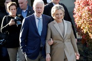Vợ chồng bà Hillary Clinton khoác tay nhau đi bỏ phiếu
