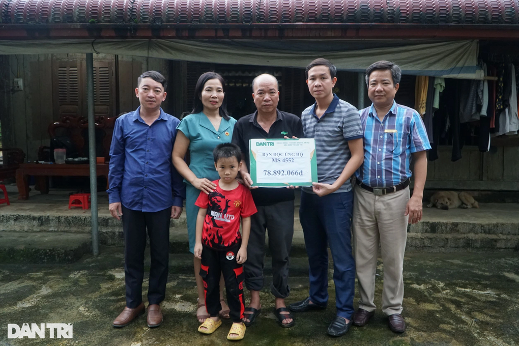 Gần 80 triệu đồng bạn đọc giúp đỡ cậu bé 7 tuổi bố mất sớm, nhà bị cháy - 1 Gần 80 triệu đồng bạn đọc giúp đỡ cậu bé 7 tuổi bố mất sớm, nhà bị cháy - 1