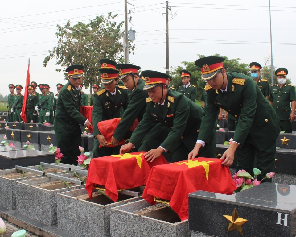 Truy điệu, an táng 4 hài cốt liệt sĩ tại nghĩa trang liệt sĩ Bạc Liêu - 4 Truy điệu, an táng 4 hài cốt liệt sĩ tại nghĩa trang liệt sĩ Bạc Liêu - 4