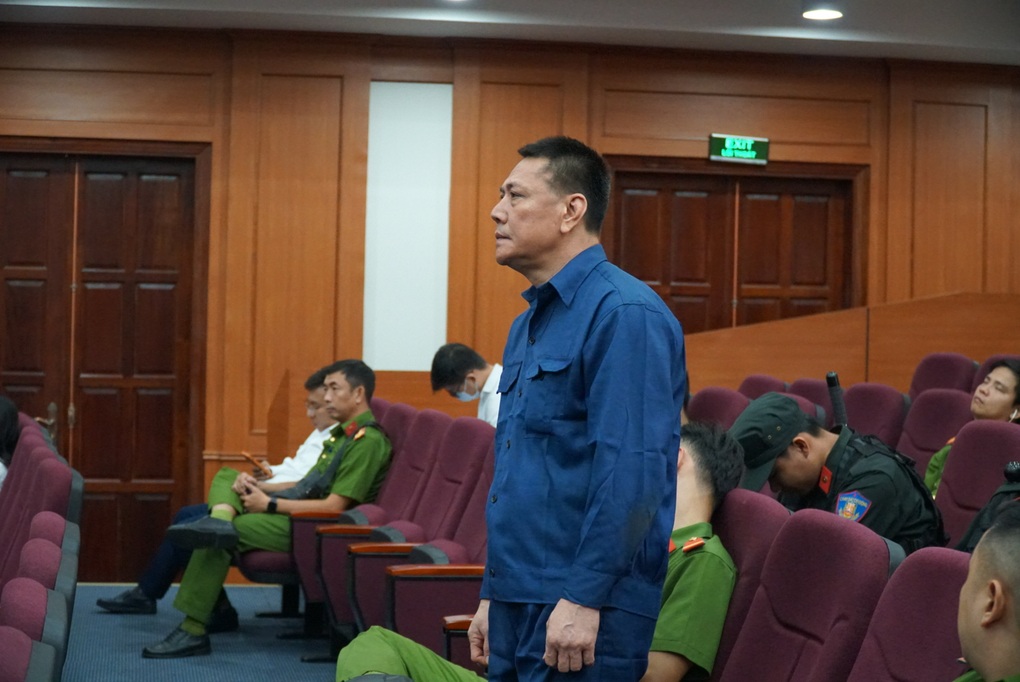 Cựu cán bộ chống buôn lậu bảo kê buôn lậu lĩnh 15 năm tù - 1 Cựu cán bộ chống buôn lậu bảo kê buôn lậu lĩnh 15 năm tù - 1
