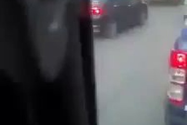 Xe con bị xe tải ép phải chạy lùi do đi sai làn đường