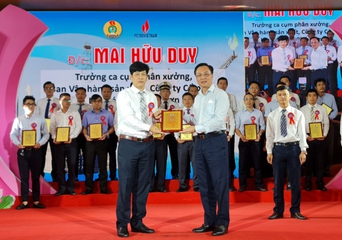 Trưởng ca Mai Hữu Duy (đứng trên cùng, bên trái ) tại Lễ tuyên dương 60 Người lao động Dầu khí tiêu biểu của Công đoàn Dầu khí Việt Nam (tháng 5/2022).