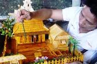 Người đàn ông khuyết tật với những sản phẩm tuyệt đẹp từ tăm tre