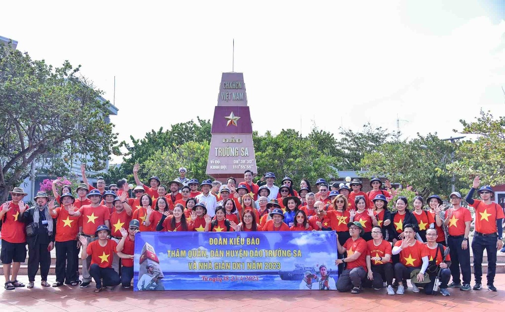 Đoàn kiều bào từ 22 nước thăm huyện đảo Trường Sa và Nhà giàn DK1 - 1 Đoàn kiều bào từ 22 nước thăm huyện đảo Trường Sa và Nhà giàn DK1 - 1