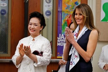 “Đọ” phong cách thời trang ấn tượng của đệ nhất phu nhân Mỹ - Trung